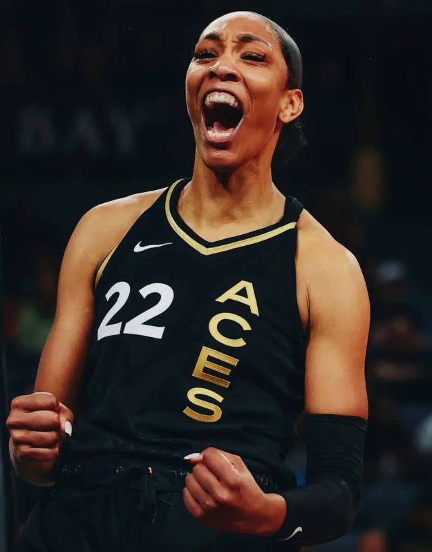 La pívot de Las Vegas Aces, A'ja Wilson, celebra anotar una canasta en un partido contra las I ...