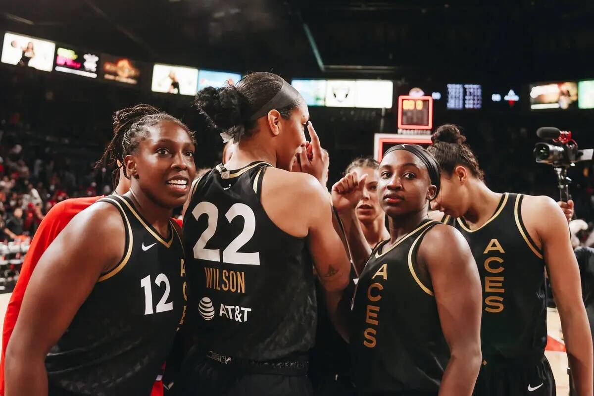 Las Vegas Aces salen de una reunión de grupo tras vencer a las Indiana Fever por 88-80 el lune ...