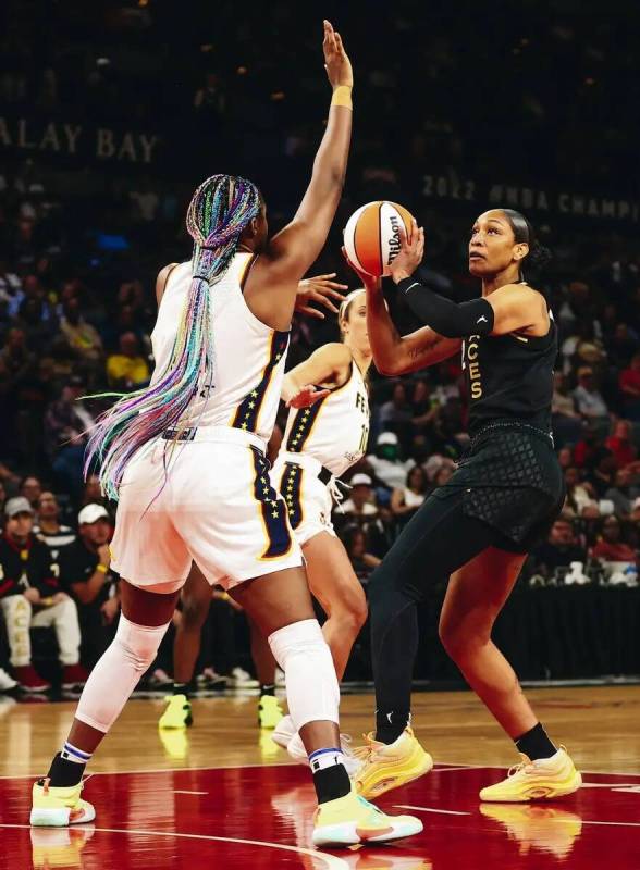 La pívot de Las Vegas Aces A'ja Wilson (derecha) lanza a canasta mientras la alera de Indiana ...