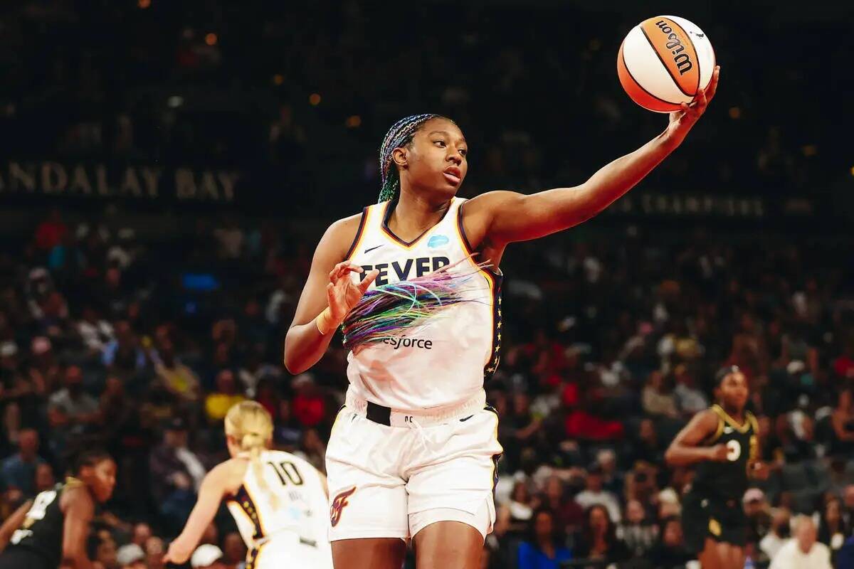 La alero y pívot de las Indiana Fever Aliyah Boston toma el balón cuando cae del aro después ...