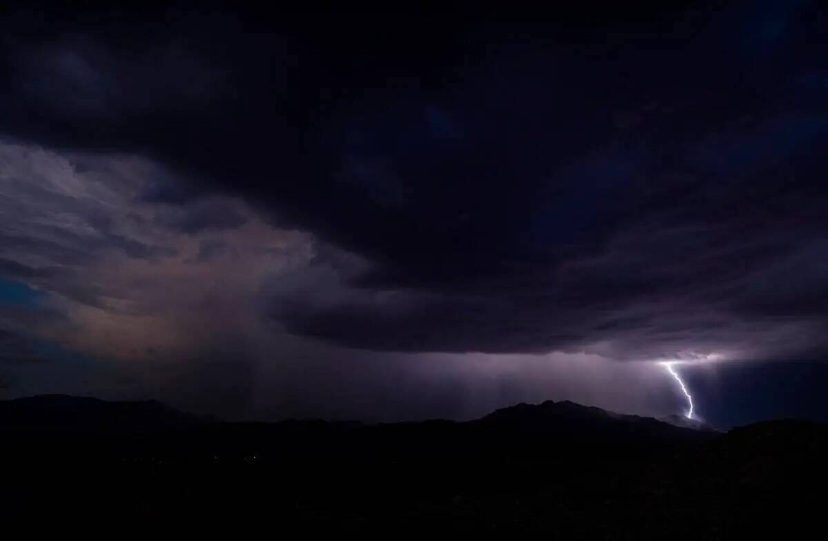 Una tormenta monzónica atraviesa el valle el jueves 11 de agosto de 2022, en Las Vegas. (L.E. ...