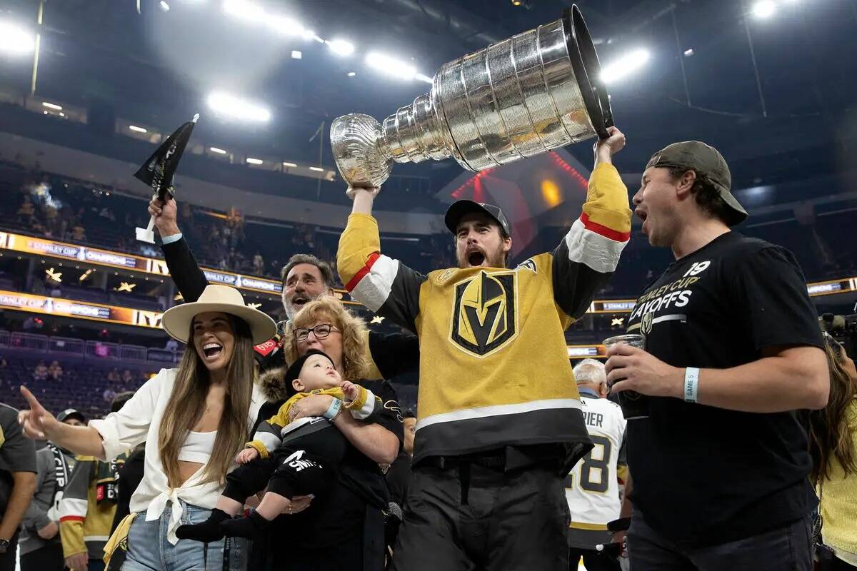 El ala derecha de los Golden Knights Reilly Smith (19) posa con su familia y la Copa Stanley de ...