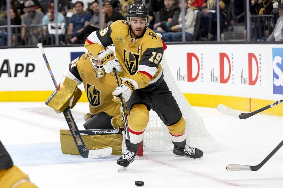 El ala derecha de los Golden Knights, Reilly Smith (19), va a por un puck suelto durante el seg ...