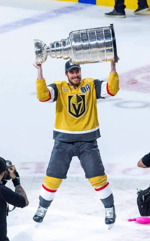 El ala derecha de los Golden Knights, Reilly Smith (19), levanta la Copa Stanley tras derrotar ...