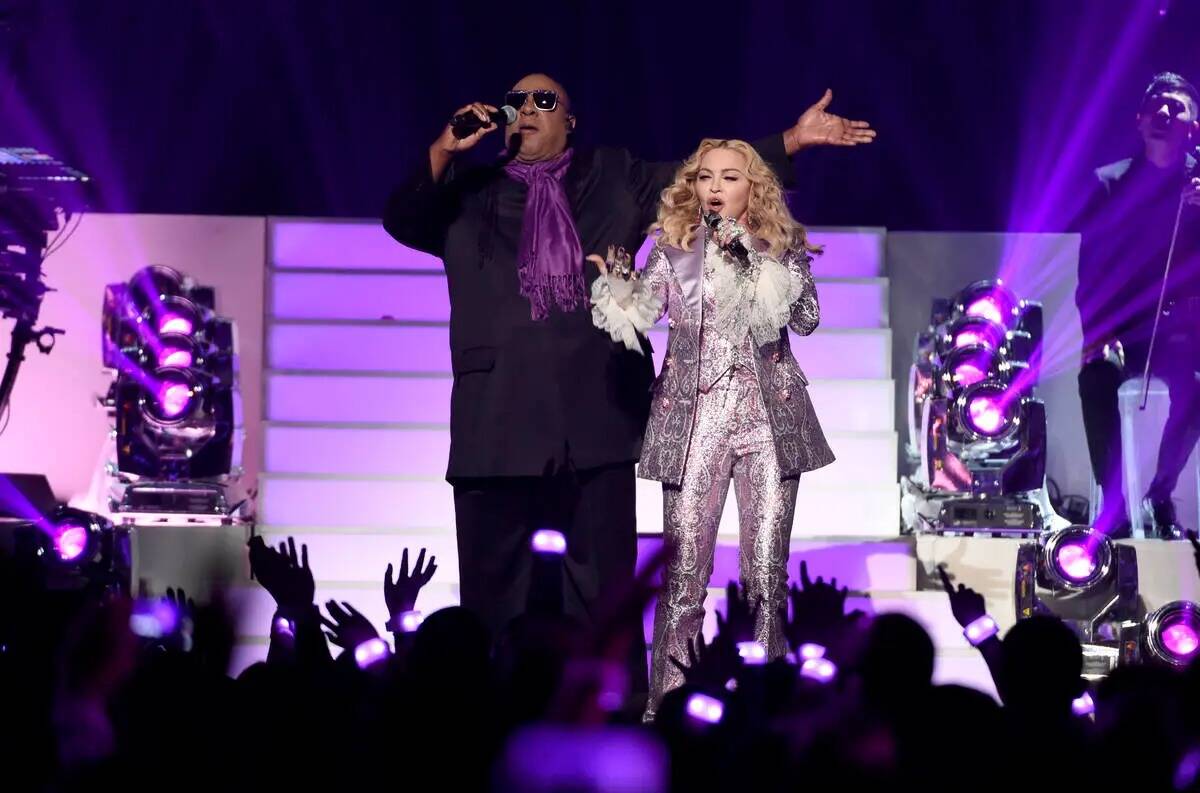Stevie Wonder, a la izquierda, y Madonna se presentan en un tributo a Prince en los Billboard M ...