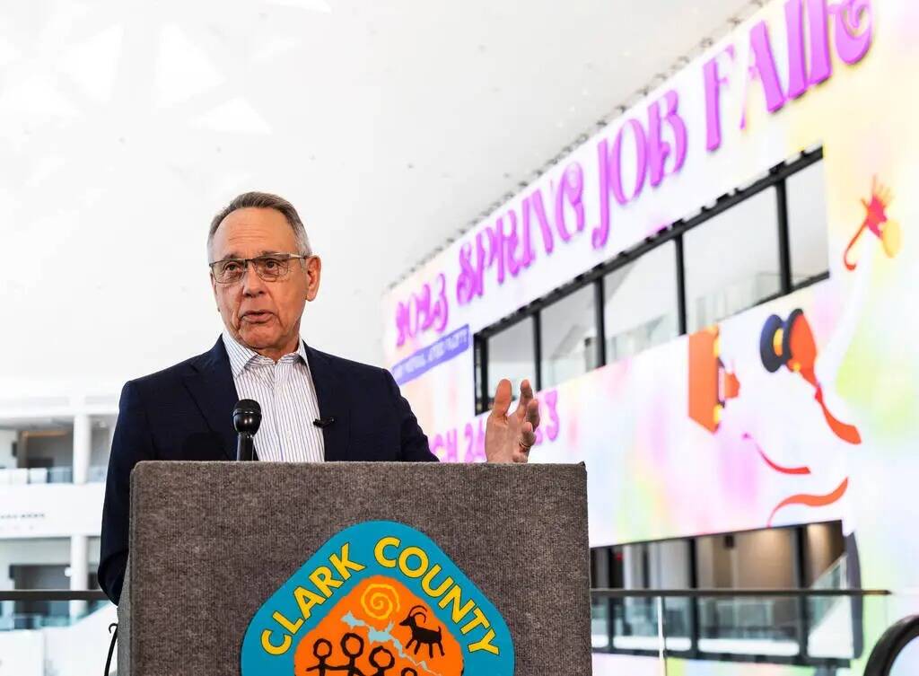 El presidente de la Comisión del Condado Clark, Jim Gibson, habla en Las Vegas Convention Cent ...