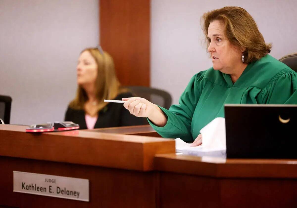 La jueza de distrito del Condado Clark, Kathleen Delaney, preside la sentencia de Jonathan Elut ...