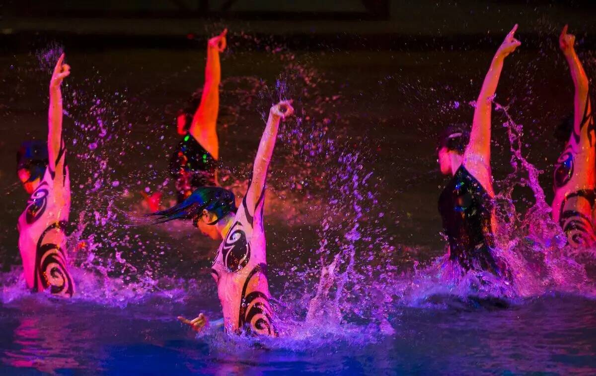 Intérpretes del Cirque du Soleil ensayan una escena durante un adelanto del evento "One Night ...