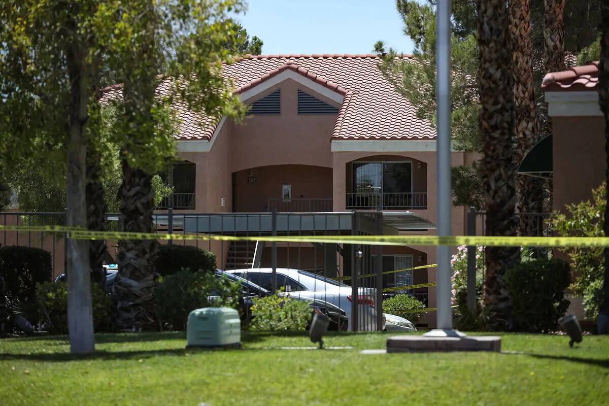 Policía en la escena de un homicidio en un complejo de apartamentos donde murieron tres person ...