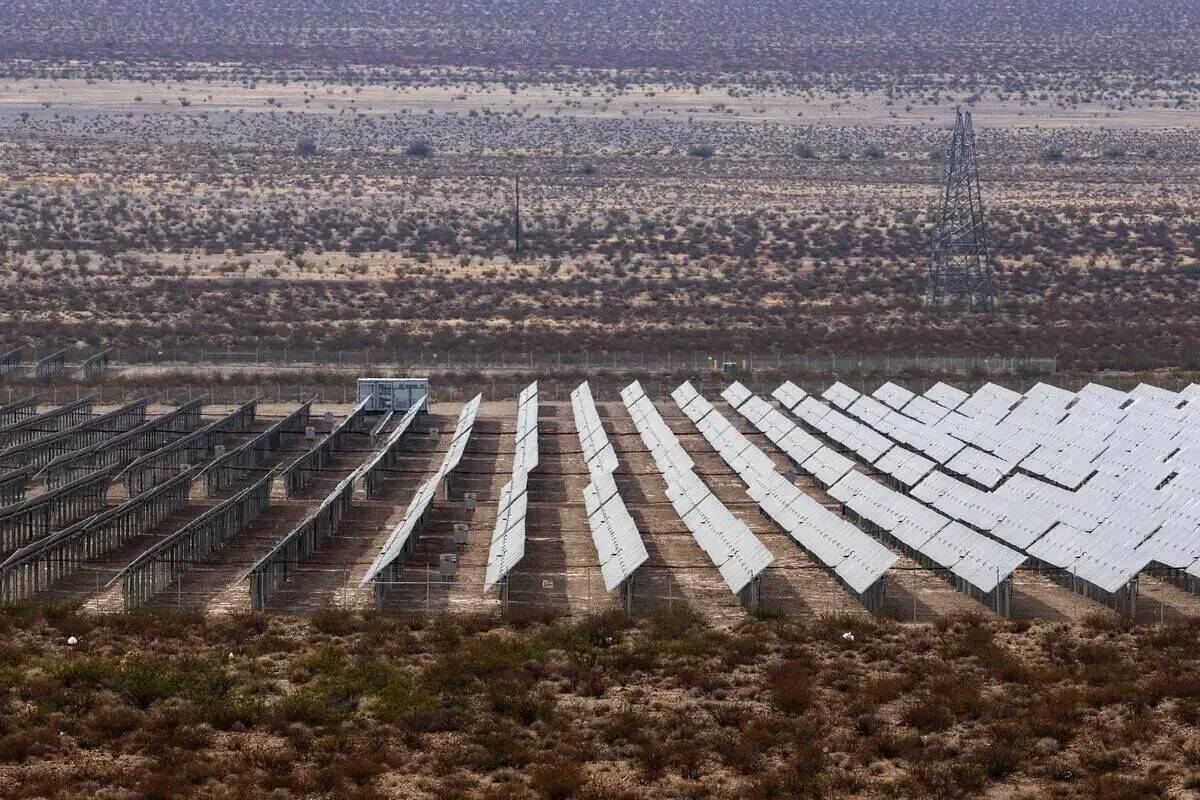 ARCHIVO - NV Energy tiene previsto usar más terrenos desérticos para parques solares, ya que ...