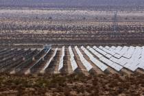 ARCHIVO - NV Energy tiene previsto usar más terrenos desérticos para parques solares, ya que ...