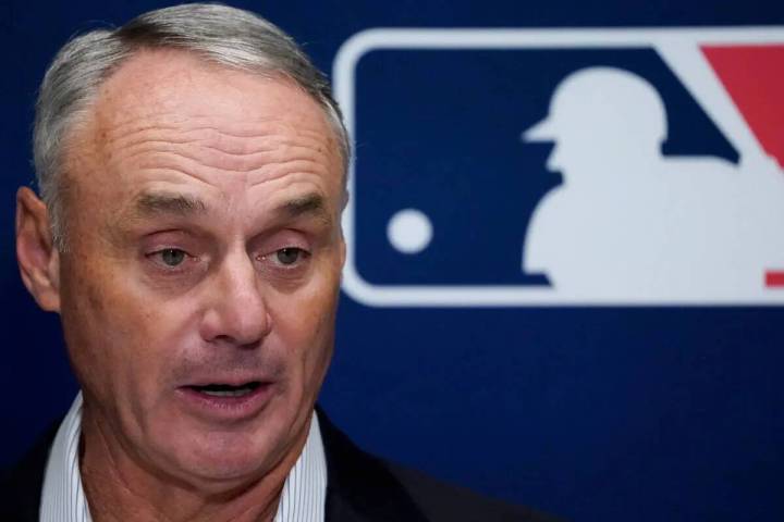 El comisionado de la MLB, Rob Manfred, habla con los medios tras una reunión de dueños, el ju ...