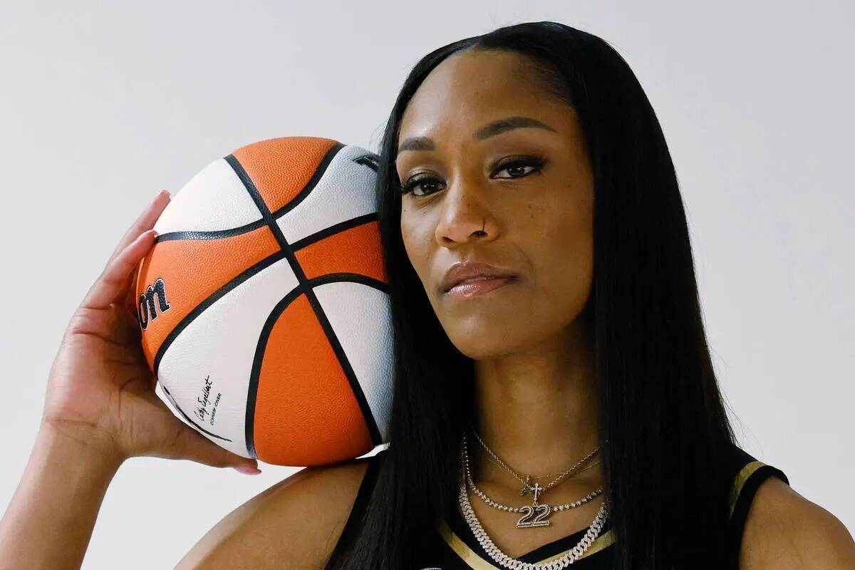 La alera de Las Vegas Aces A'ja Wilson posa para una foto durante su día de medios, el lunes 1 ...