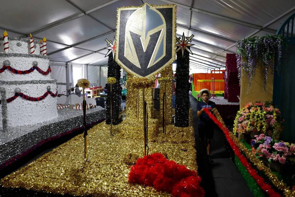El voluntario Samuel Lin trabaja en la carroza de los Vegas Golden Knights para el Desfile Patr ...