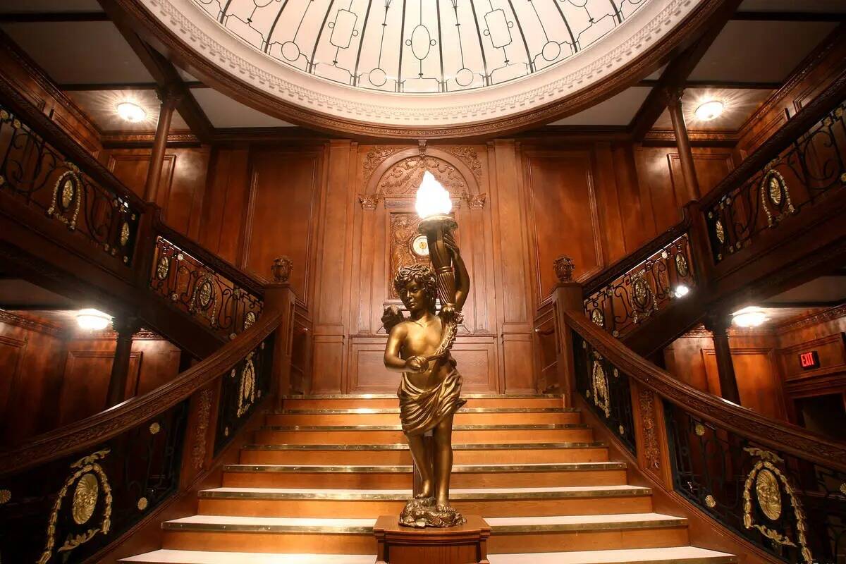 La Gran Escalera del Titanic se muestra en "Titanic: The Artifact Exhibition" en Luxor. (Exposi ...