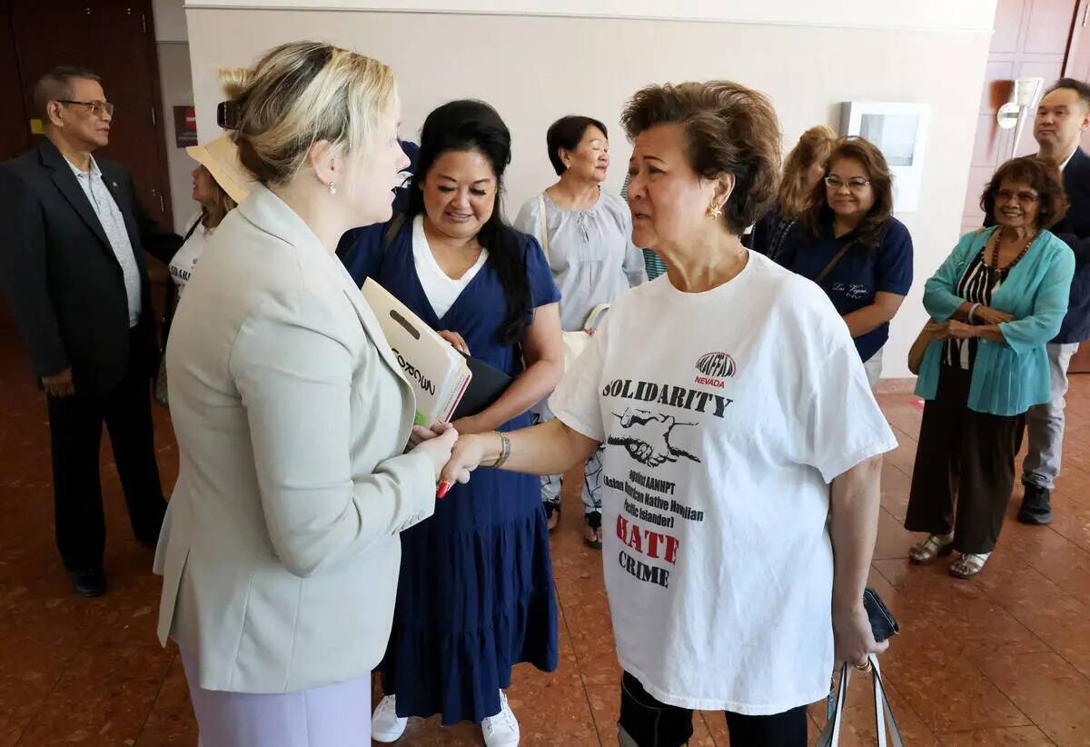 Gloria Caoile, a la derecha, agradece a Colleen Baharav, fiscal adjunta del Condado Clark, fuer ...