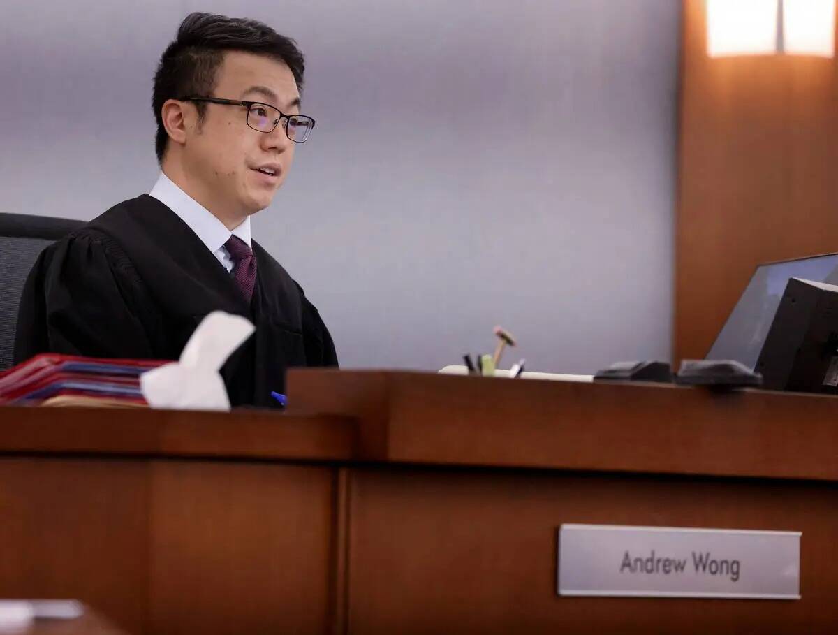 El juez Andrew Wong preside el tribunal en el Centro Regional de Justicia de Las Vegas el lunes ...