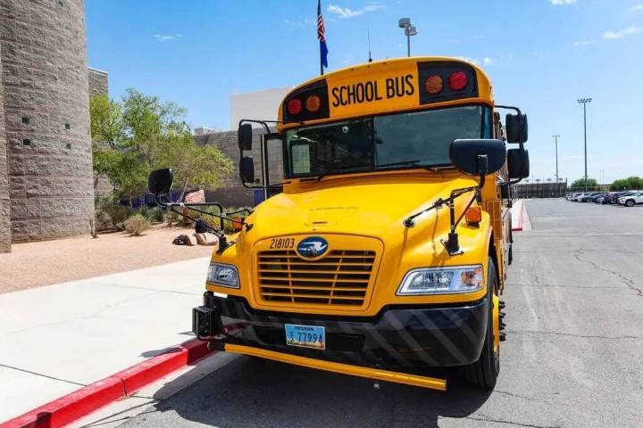 Un autobús escolar frente a Durango High School en Las Vegas el jueves 28 de julio de 2022. (R ...