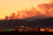 El humo del incendio Carpenter 1 se eleva sobre el Strip de Las Vegas el martes 9 de julio de 2 ...