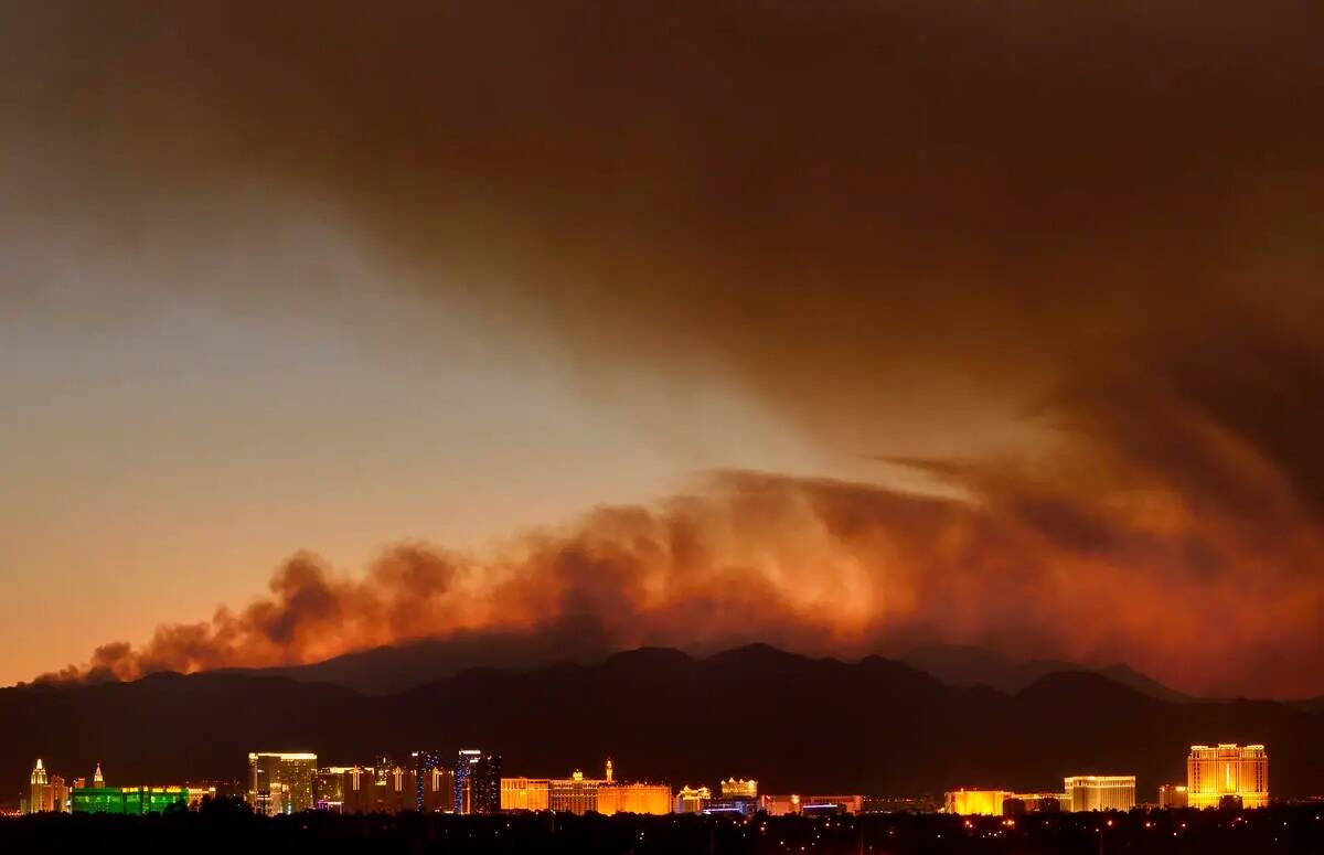 El humo del incendio Carpenter 1 se eleva sobre el Strip en Las Vegas el martes 9 de julio de 2 ...