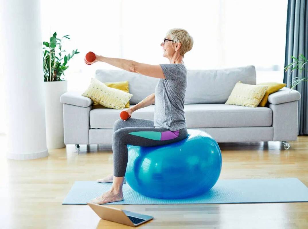 Hacer ejercicio con una pelota de estabilidad fortalece el tronco, lo que es importante para la ...