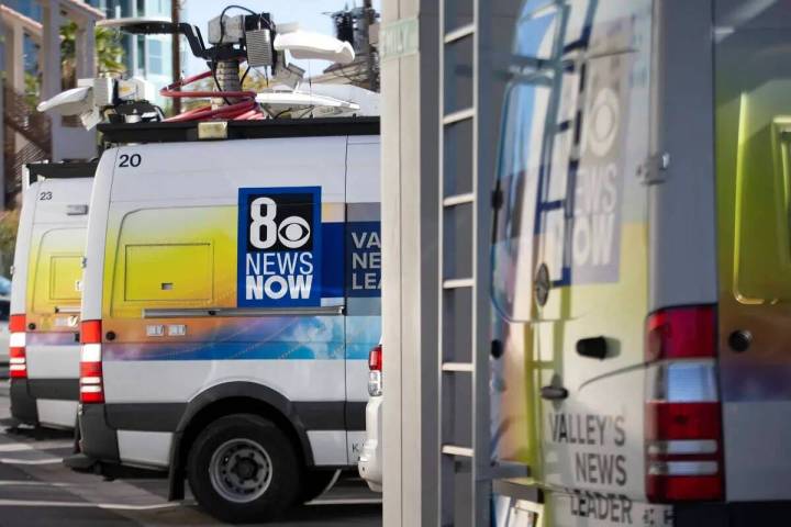 Los camiones de noticias de KLAS-TV, Channel 8, están alineados en el estacionado de la estaci ...