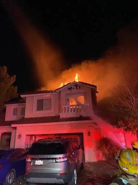 Un incendio estalló en esta casa en 11003 Royal Highland Street temprano el miércoles antes d ...