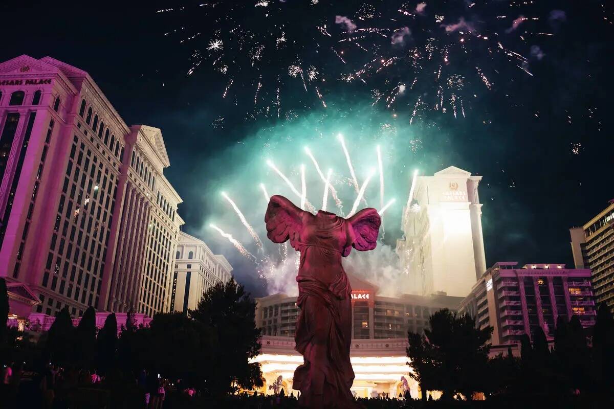 Fuegos artificiales el martes 4 de julio de 2023 en Caesar's Palace de Las Vegas. (Madeline Car ...