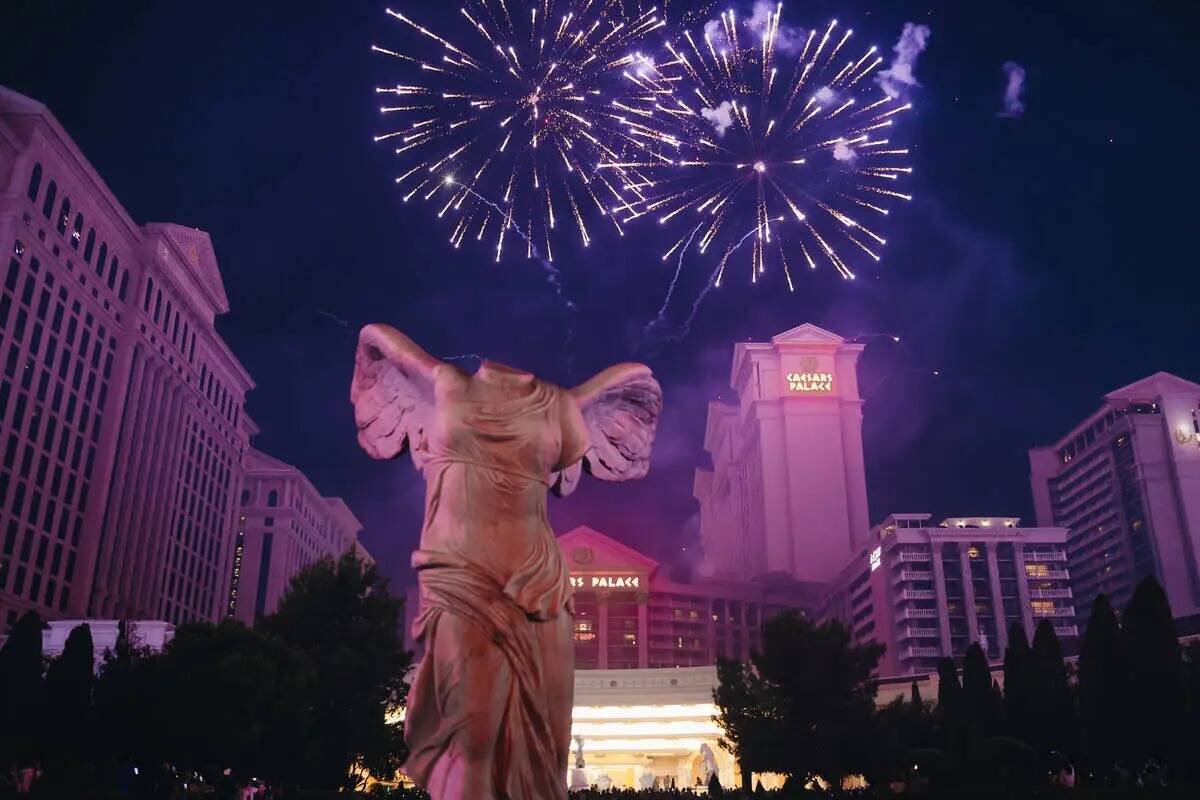 Fuegos artificiales el martes 4 de julio de 2023 en el Caesar's Palace de Las Vegas. (Madeline ...
