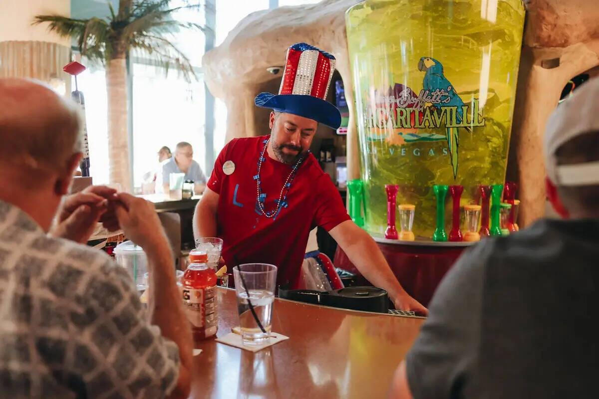 Shawn Bennick sirve bebidas a los turistas el martes, 4 de julio de 2023, en Margaritaville en ...