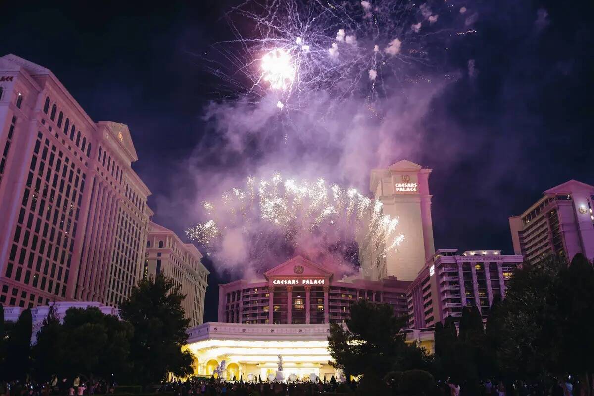 Fuegos artificiales el martes 4 de julio de 2023 en el Caesar's Palace de Las Vegas. (Madeline ...