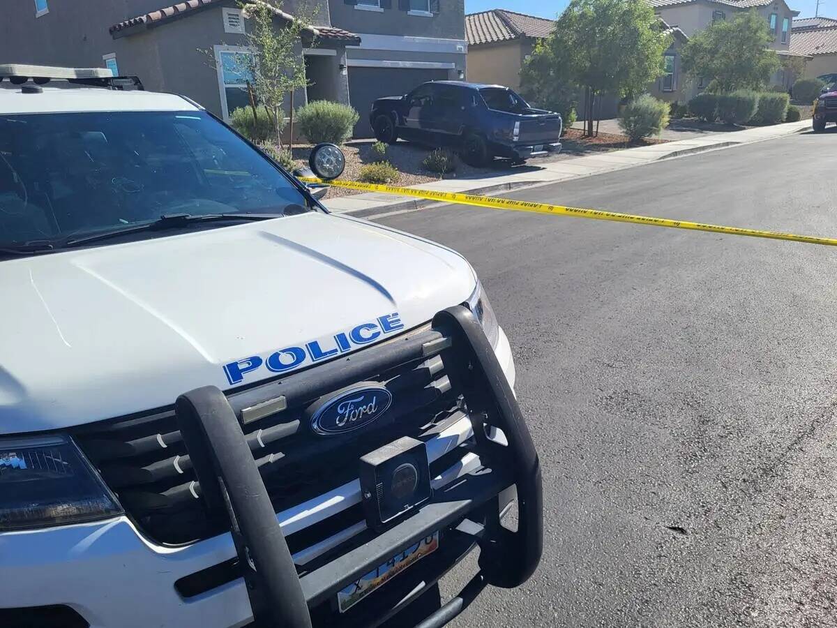 Un vehículo de la policía de North Las Vegas junto a la cinta policial acordonando la escena ...
