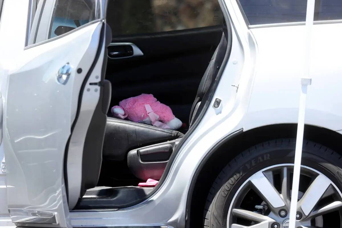 Un animal de peluche se ve en el asiento trasero de un auto mientras la policía de North Las V ...