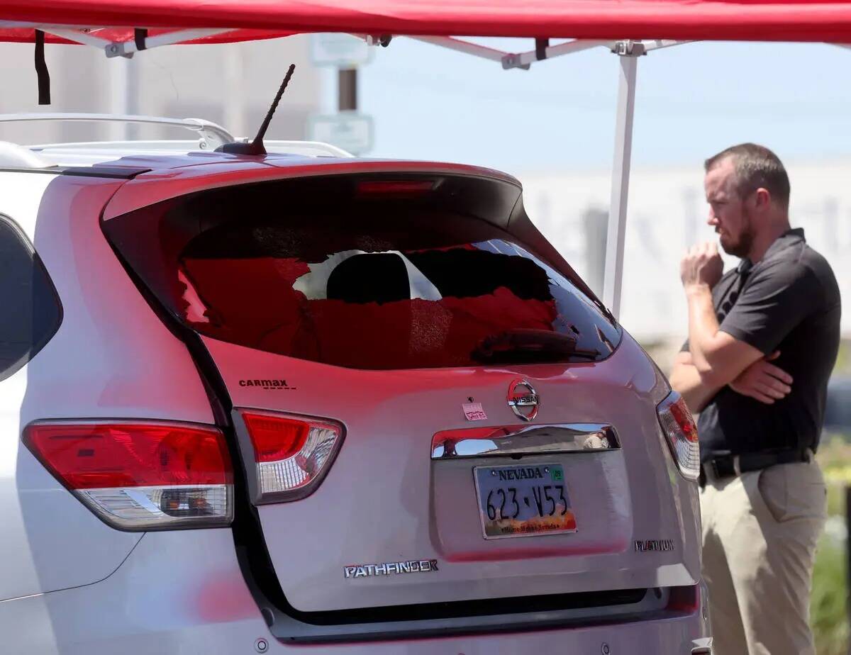 Una ventana de auto se rompe mientras la policía de North Las Vegas investiga donde una niña ...