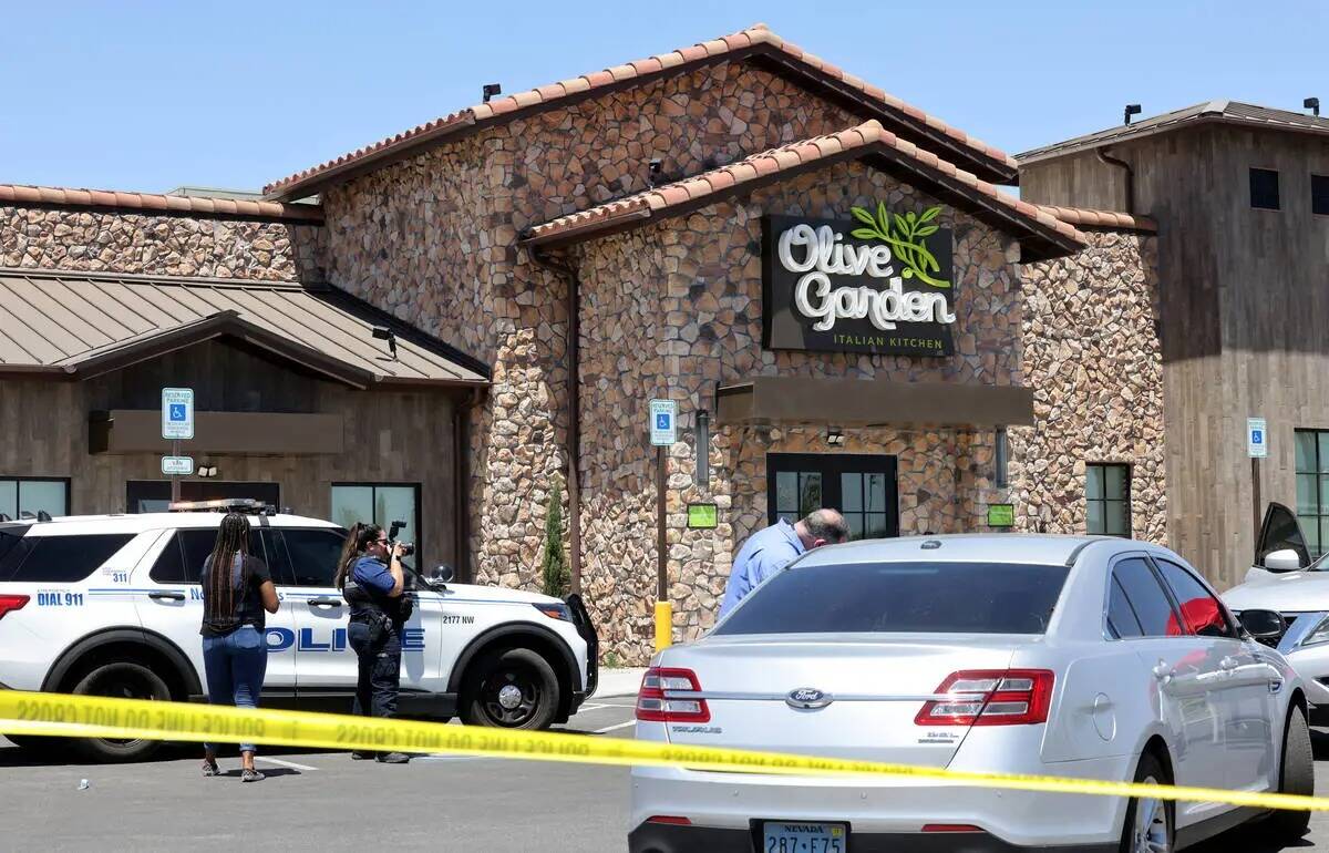 La policía de North Las Vegas investiga la escena donde una niña de 6 años y un hombre de un ...