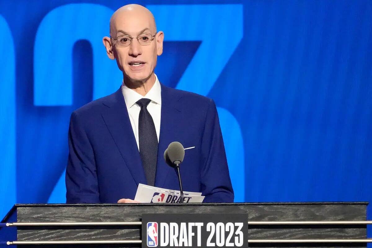 El comisionado de la NBA Adam Silver anuncia la elección 13 del draft de básquetbol de la NBA ...