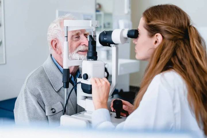 Unos 20 millones de estadounidenses padecen degeneración macular, una enfermedad progresiva qu ...