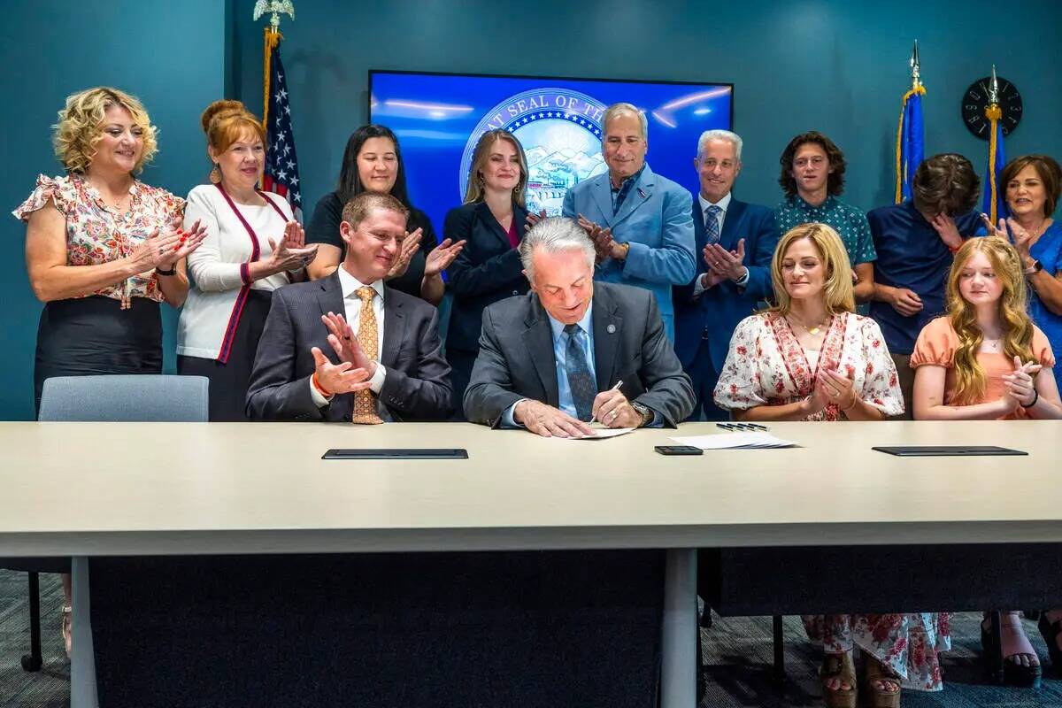 El gobernador de Nevada Joe Lombardo lleva a cabo una ceremonia de firma de SB 322 alias Ley de ...