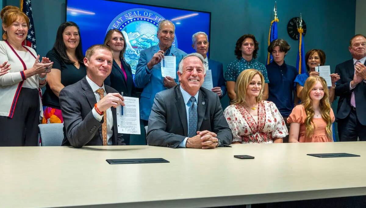 El gobernador de Nevada Joe Lombardo lleva a cabo una ceremonia de firma de SB 322 alias Ley de ...