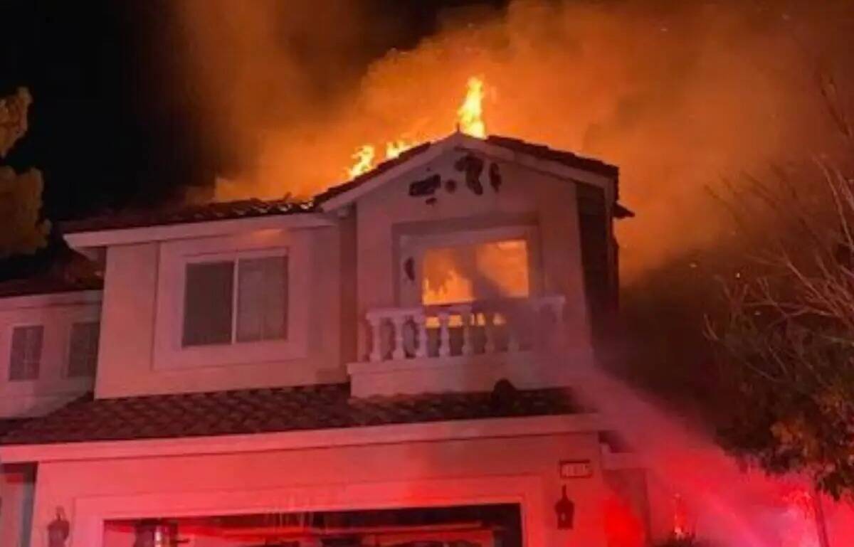 Un incendio estalló en una casa en 11003 Royal Highland Street temprano el miércoles, 5 de ju ...