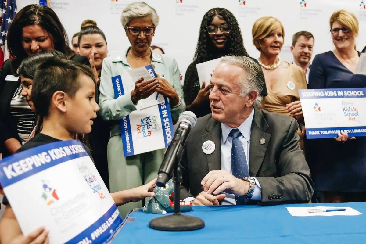 El gobernador de Nevada, Joe Lombardo, habla con un niño acerca de su juguete de dinosaurio de ...