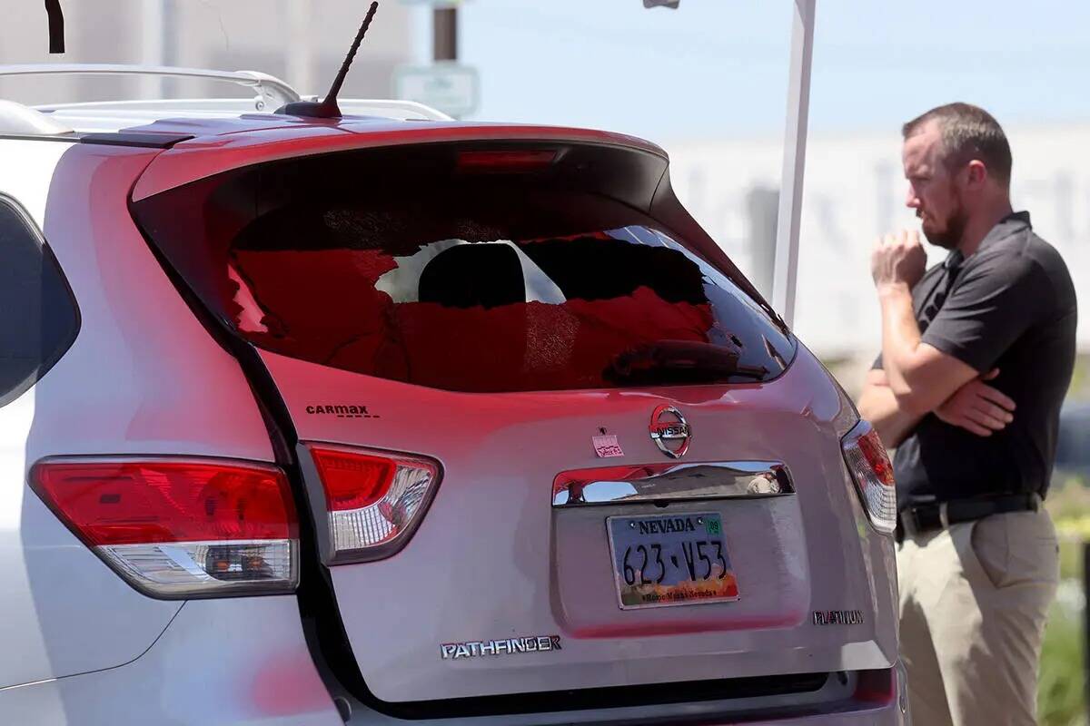 Una ventana de auto ropa mientras la policía de North Las Vegas investiga donde una niña de s ...