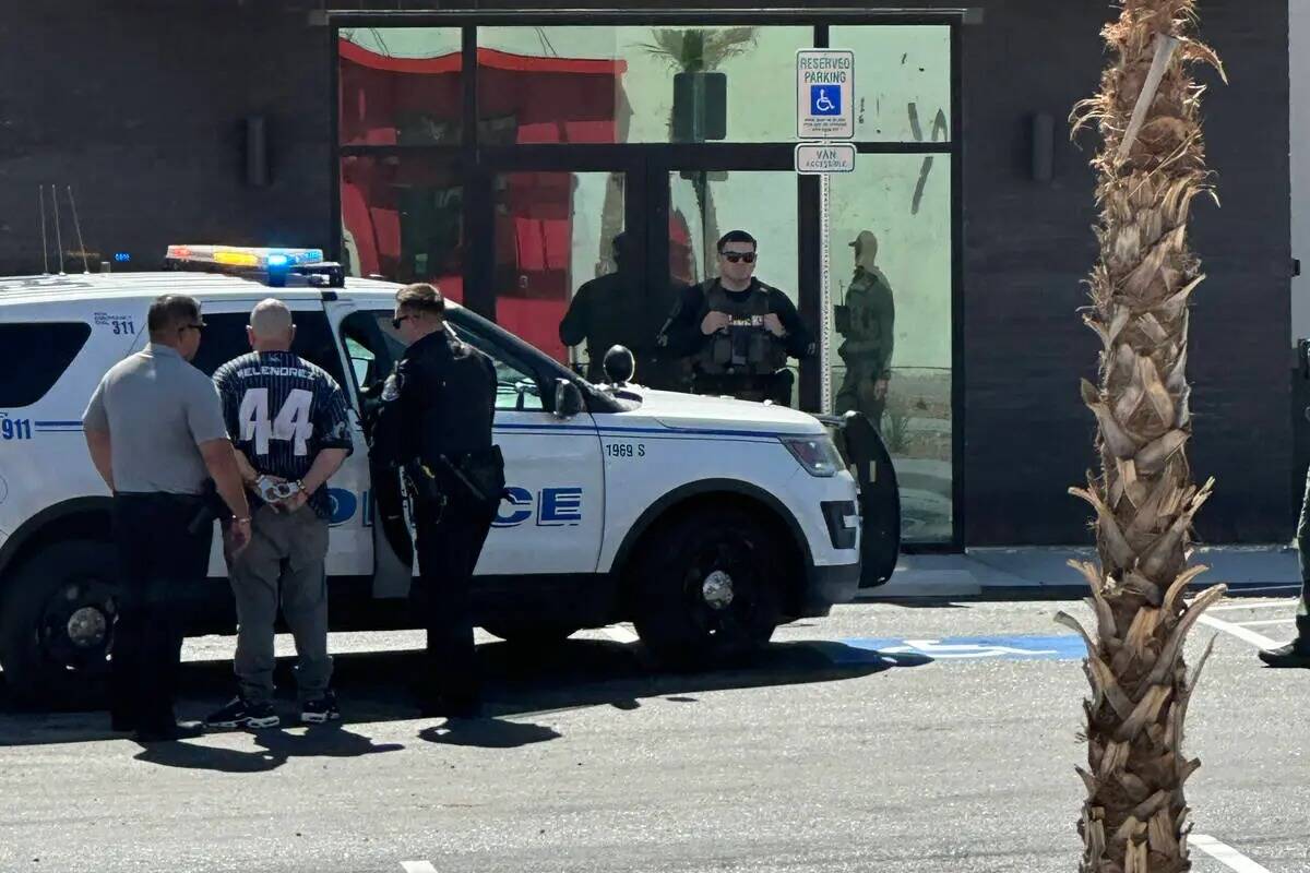 Zachary Stern, de 39 años, es detenido cerca del lugar donde una niña de seis años y un homb ...