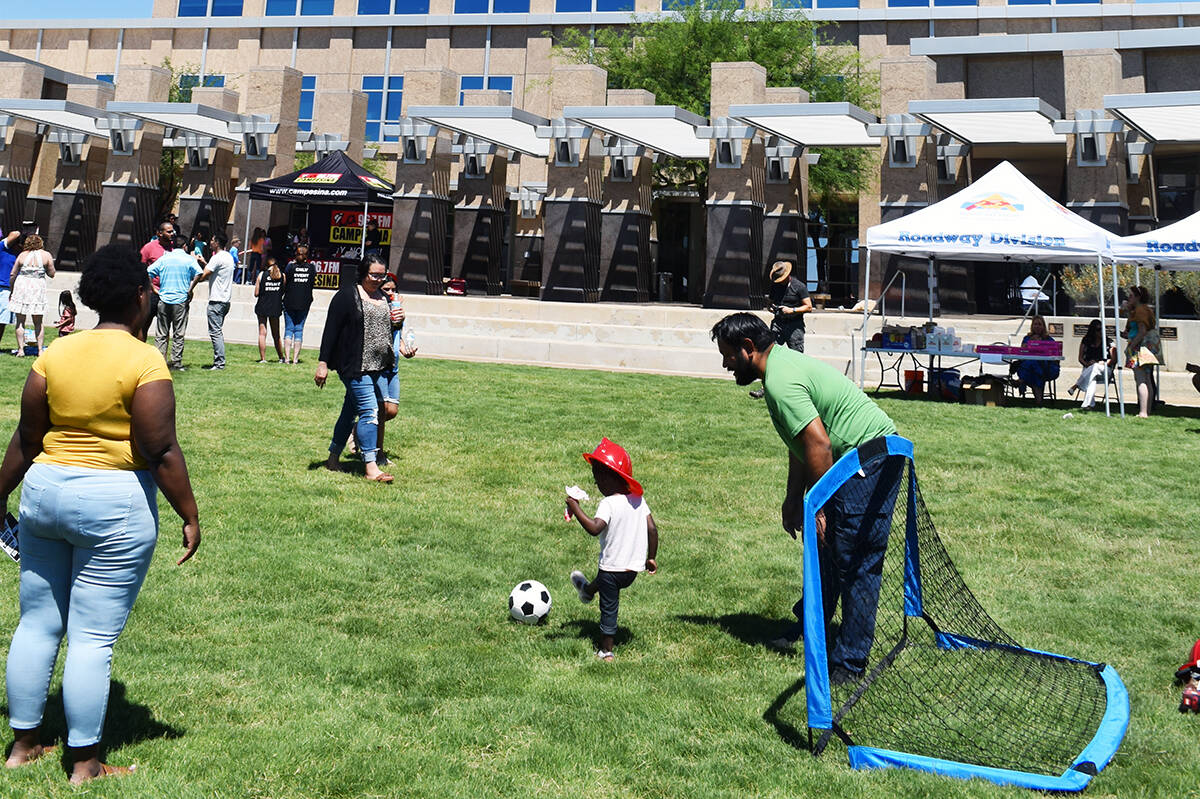 El evento “Unplug and Play” de este año presentó actividades de juegos acuáticos, fútbo ...