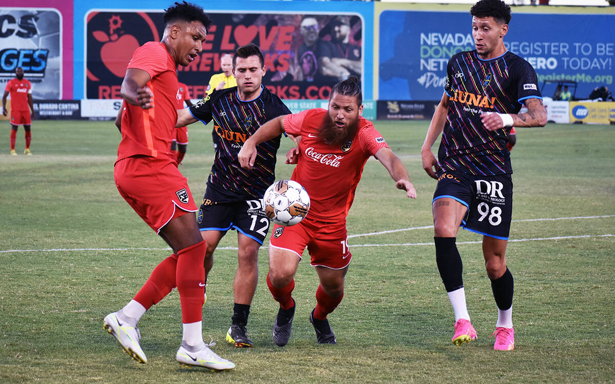 Las Vegas Lights FC empató 3-3 en vibrante partido ante Birmingham Legion FC. En la foto Juan ...