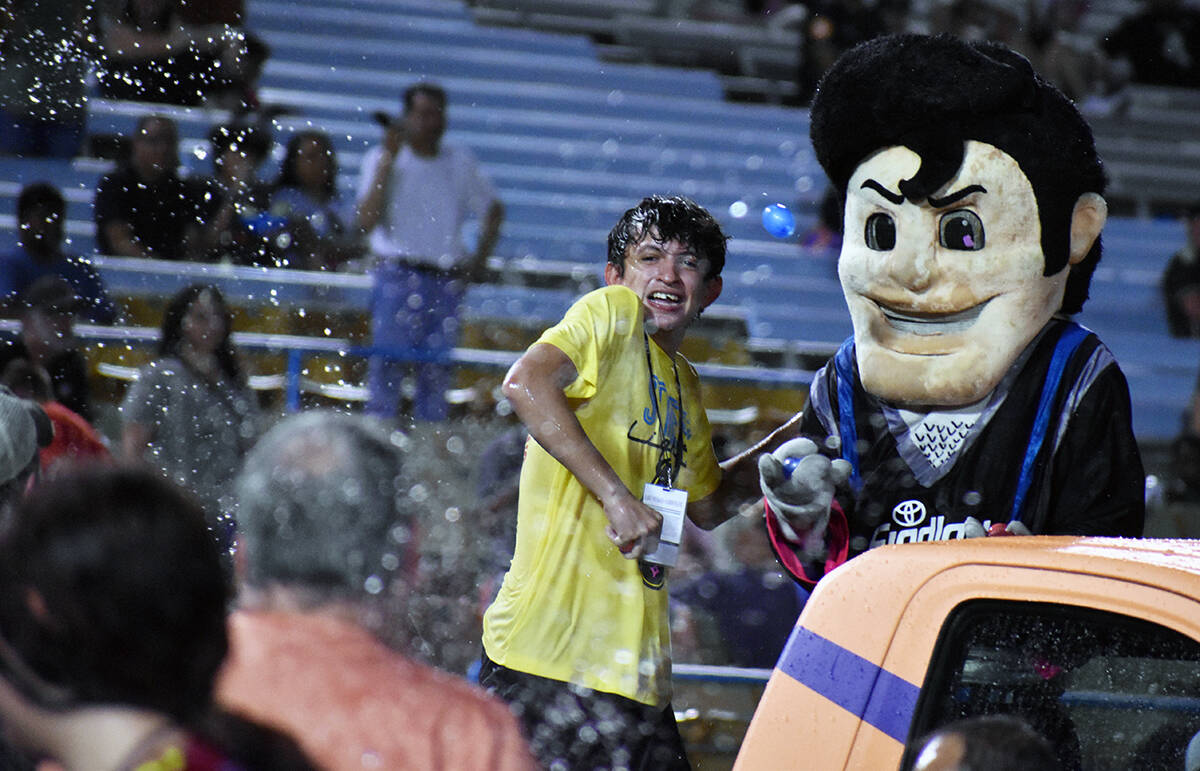 Cientos de aficionados invadieron la cancha y se enfrentaron en una peculiar guerra de globos l ...