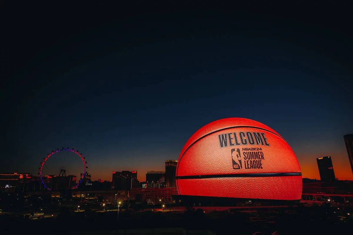 Para celebrar el comienzo de la Summer League 2023 de la NBA en Las Vegas, Sphere transformó l ...