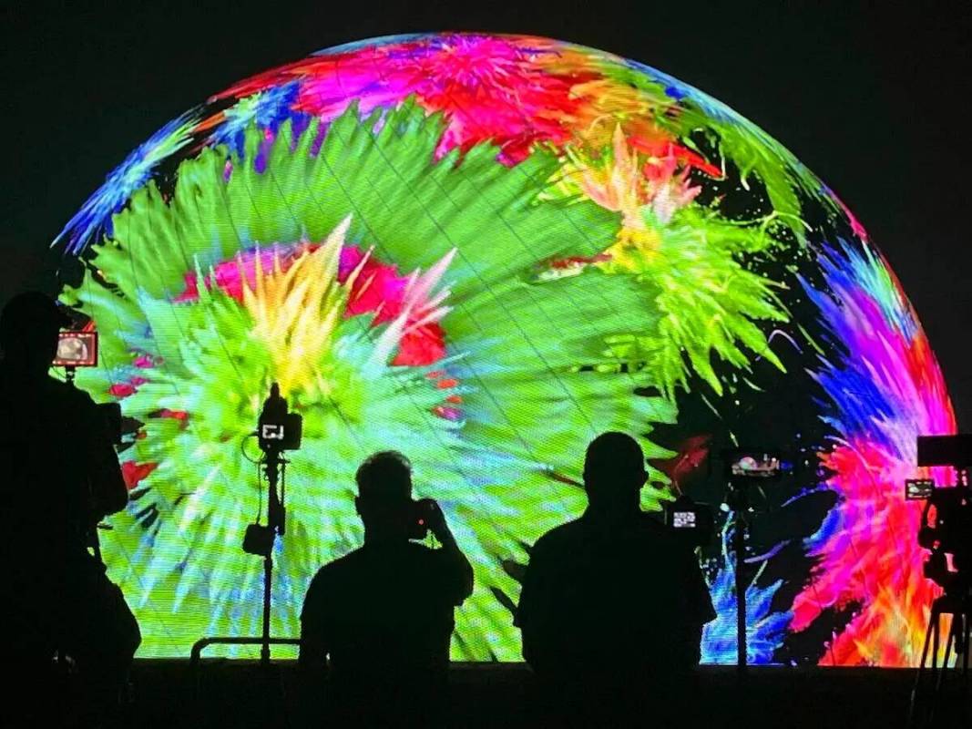 Un grupo de personas observa y graba el espectáculo de fuegos artificiales MSG Sphere del 4 de ...