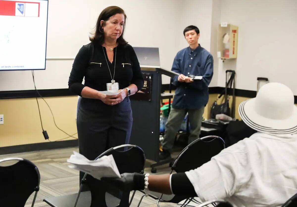 Laura Shaw, investigadora principal de Nevada RESEP, escucha a Sheron Carter, residente de Las ...