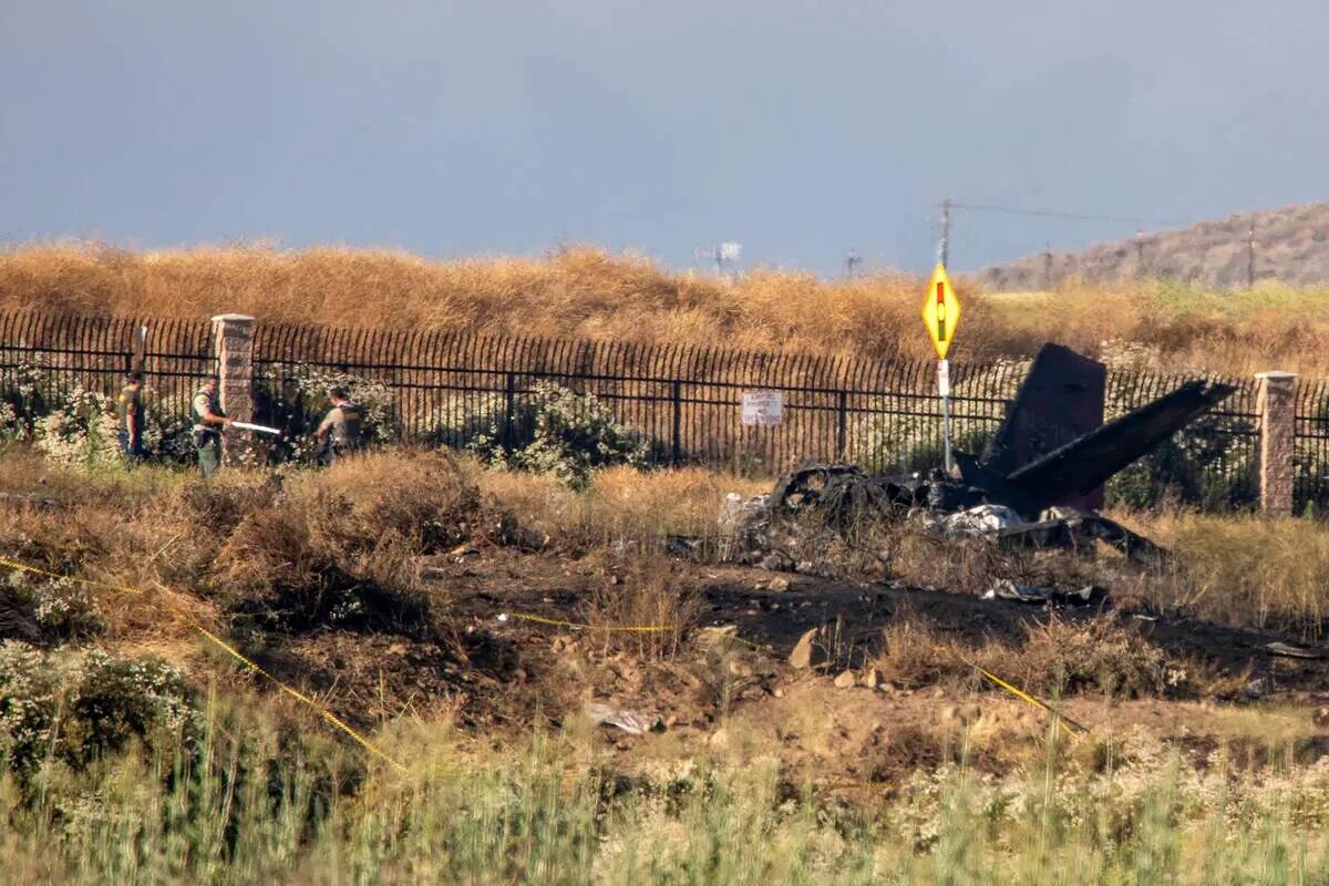 Restos carbonizados de un Cessna yacen cerca de la pista de aterrizaje en el aeropuerto de Fren ...